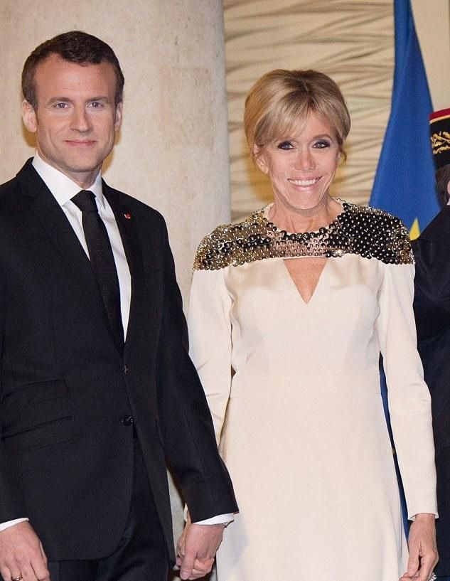 布丽吉特挽起头发惊艳了！穿水钻白裙太美，可