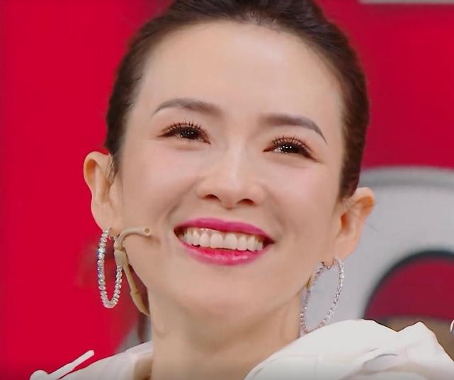 汪峰攜女兒素顏出鏡，醒醒看媽媽拍戲心疼哭，繼女囑咐媽媽多休息