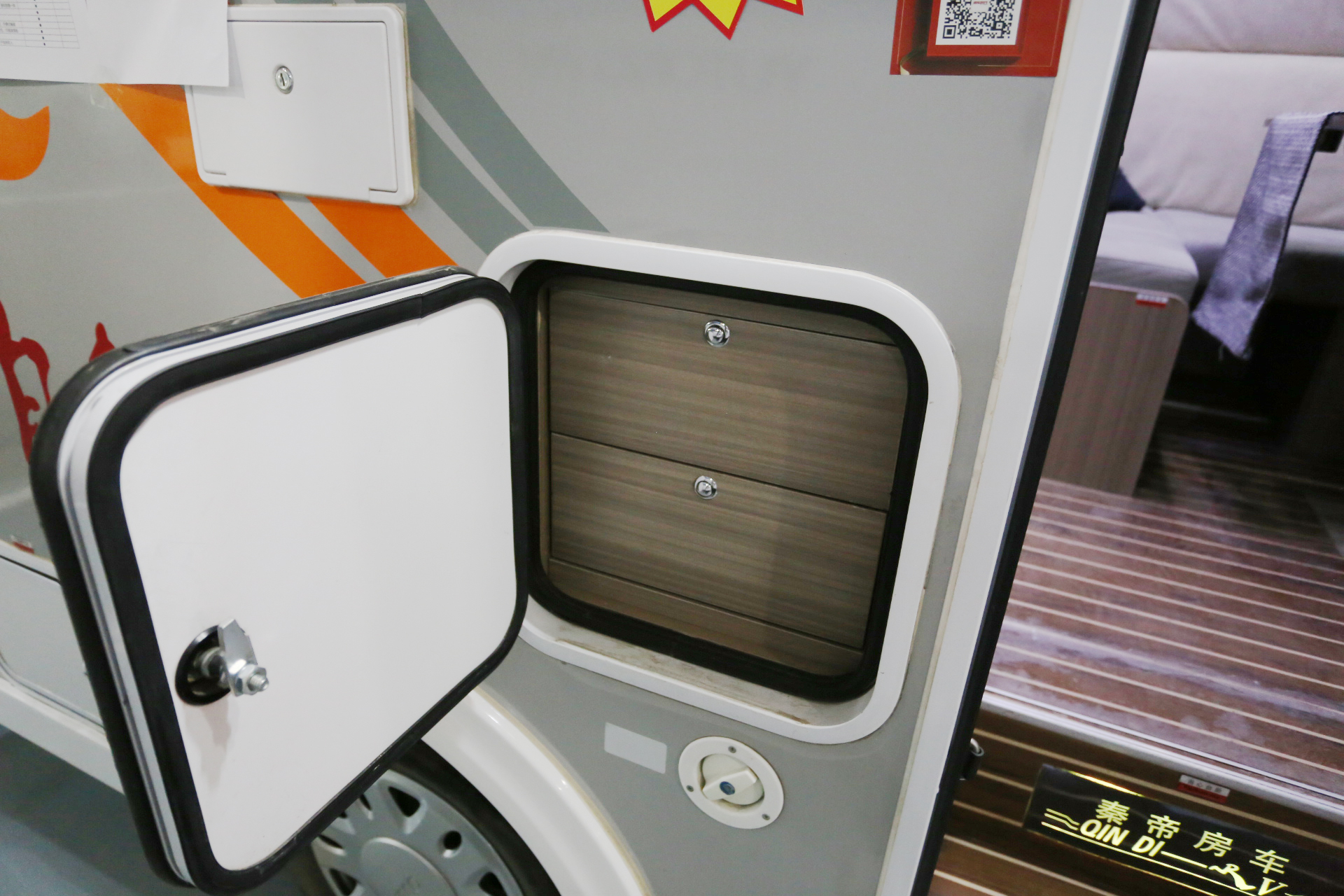 秦帝房車 維拉系列無拓展版 大空間會(huì)客區(qū) 縱置上下鋪
