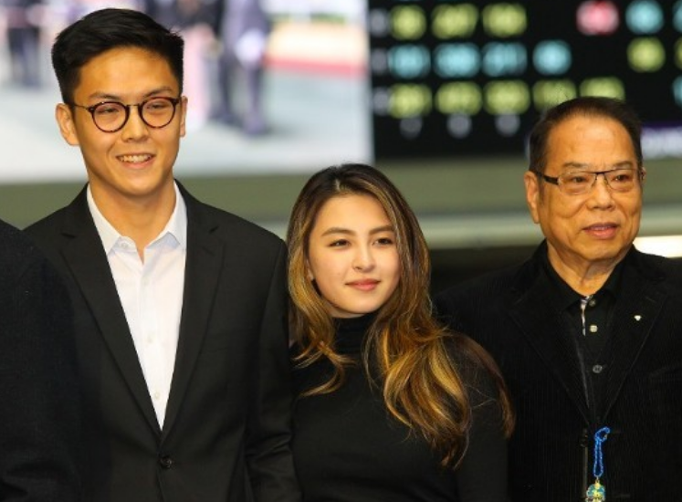 張智霖袁詠儀現身家族聚會，嘟嘴獻吻美貌外甥女，舅舅曹查理缺席