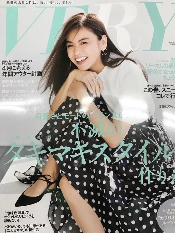 夏天，T恤更时髦的打开方式：这样来搭配裙子和裤子