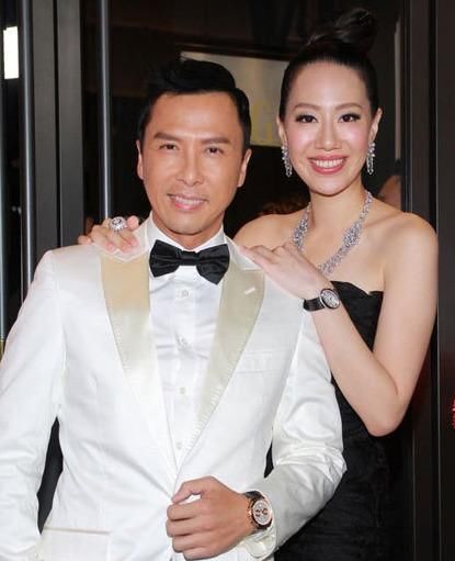 甄子丹晒全家福，汪诗诗与继子罕同框，女儿被