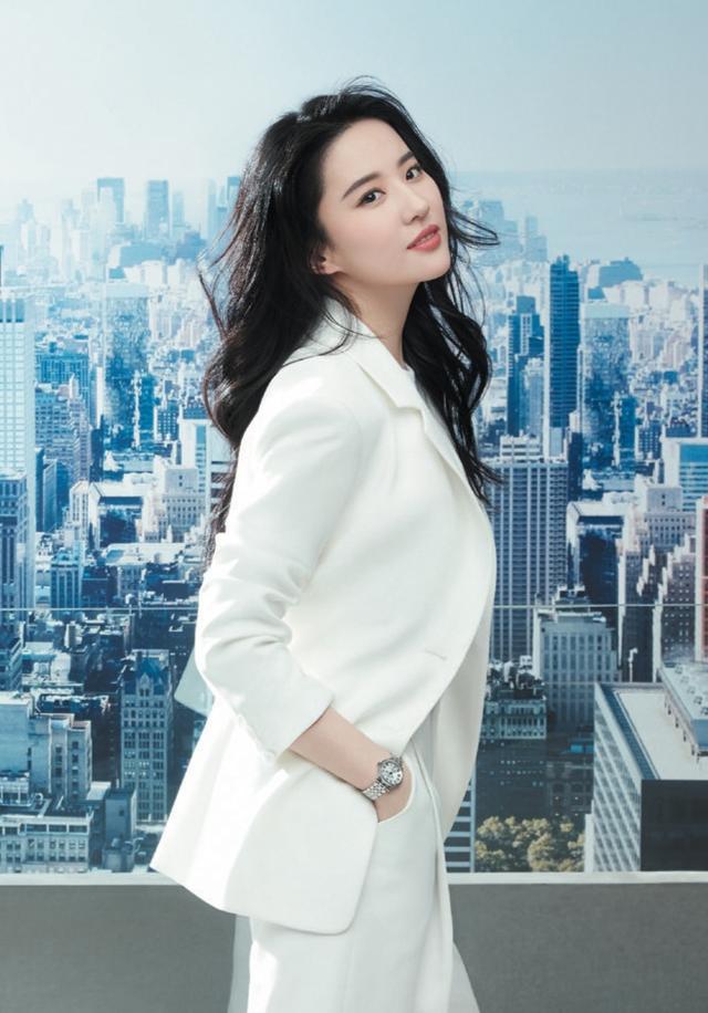 Liu Yifei hugged a puppy to shoot a blockbuster commercial, velvet shape with a top hat, noble temperament and beauty into a wealthy daughter