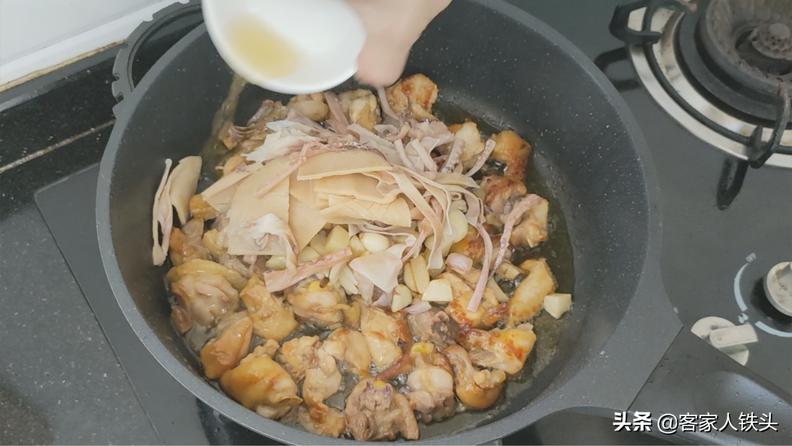鸡肉配2个鱿鱼，这样做鸡骨头都舍不得吐，越嚼越香，味道真的好