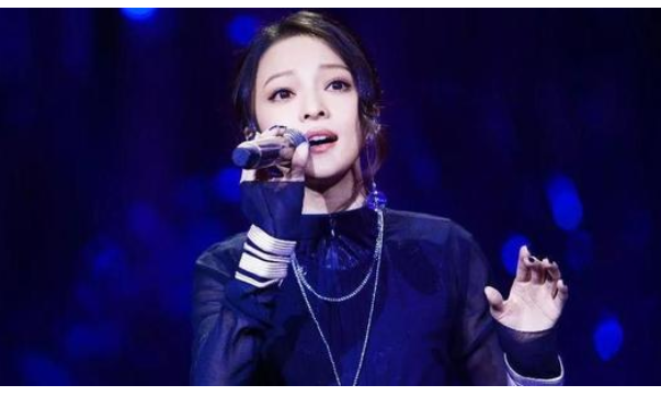 张韶涵：15岁打工养家，上亿财产一夜蒸发，遭亲