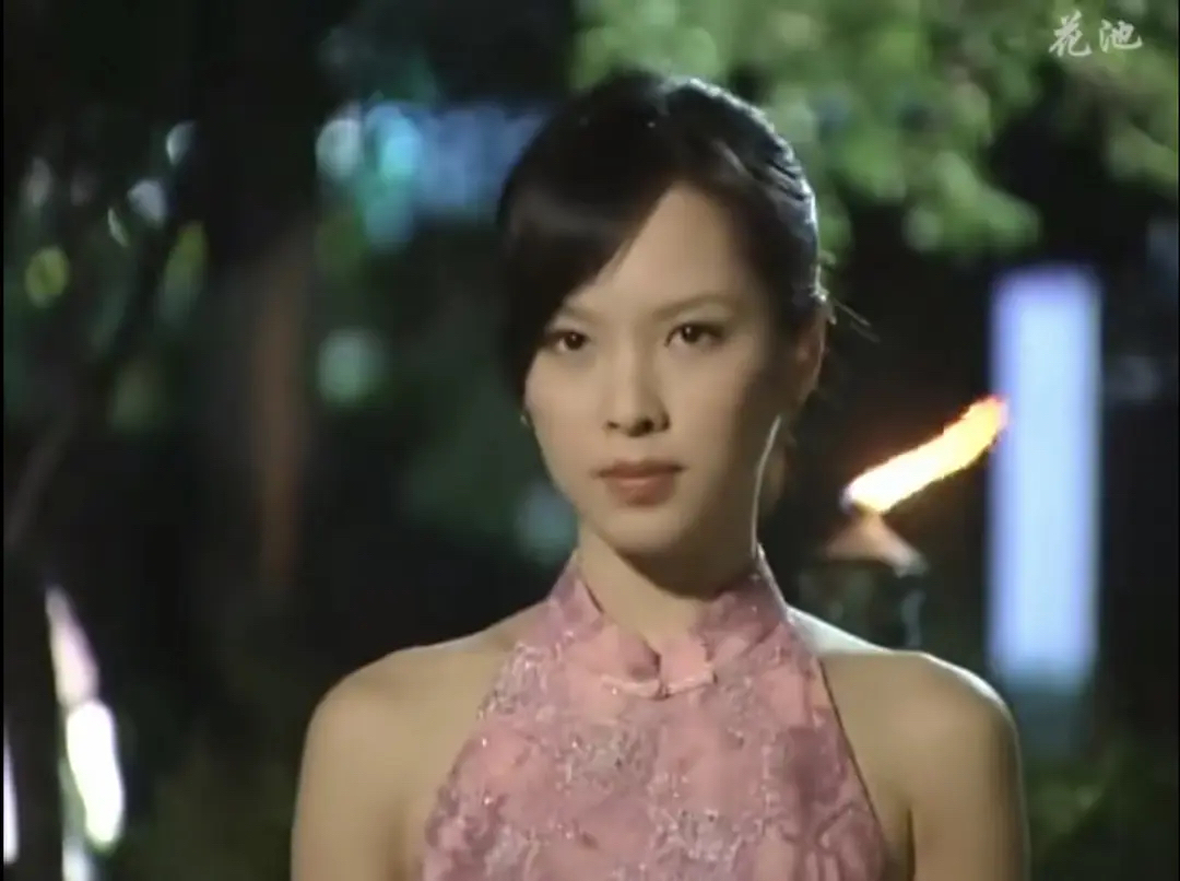 天心年轻时太美了，肩颈线好绝背还薄，和法国