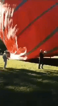 爆笑GIF图片：小伙子，你这是要羡慕死你的一帮兄弟啊！