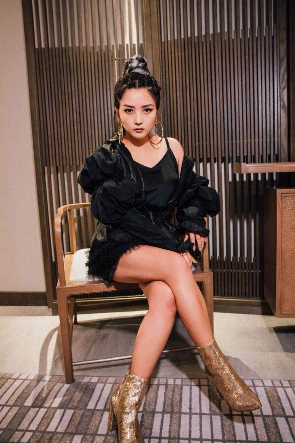 何洁早该这么穿了，一身黑色Look配脏辫“A爆”，