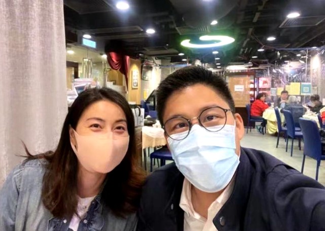 霍啟剛郭晶晶享受甜蜜二人世界，不忘做善事光顧小餐館幫助殘疾人