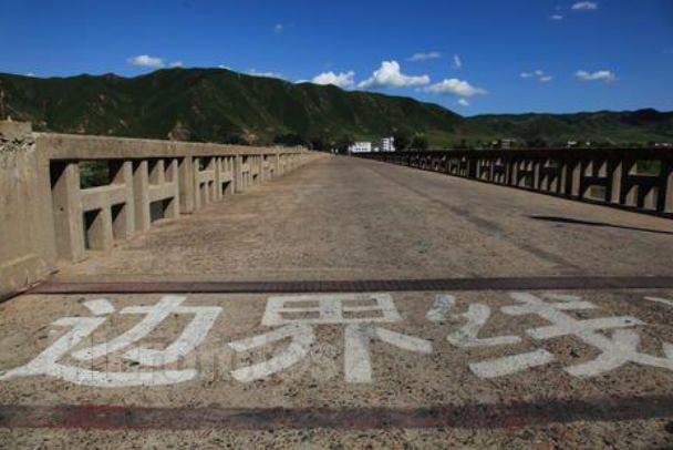 武警抓捕重犯时，如果犯人刚越过国界线，能从