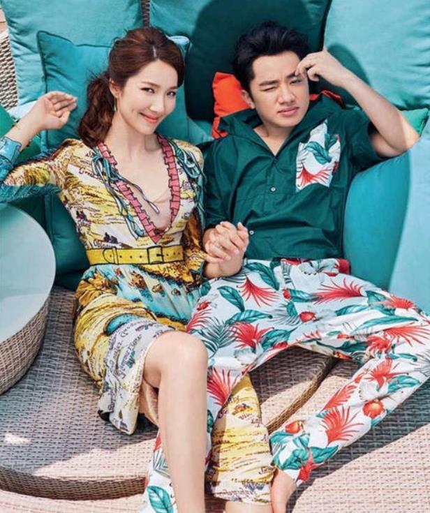 王祖蓝晒一家四口照为小女儿庆百日，大女儿假