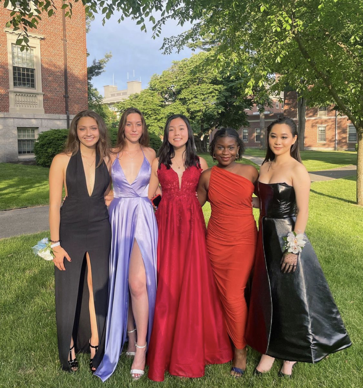 李连杰小女儿盛装出席高中毕业礼，穿白色礼服显清纯，难掩好身材