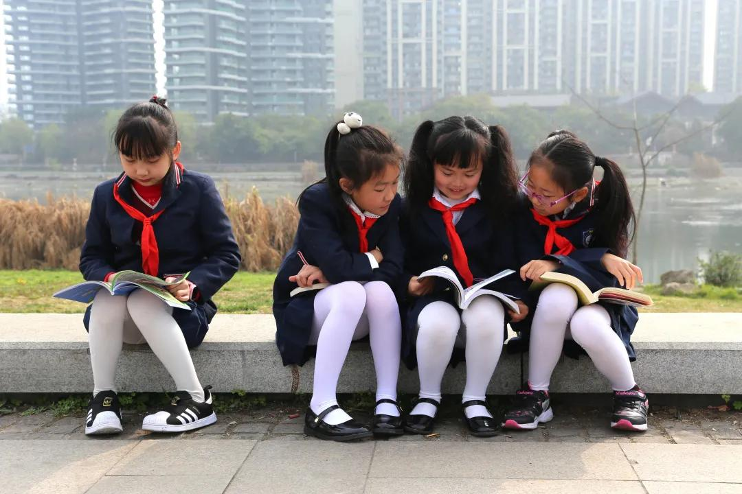 四川天府新区华阳小学传承雷锋精神，为建党百年献礼