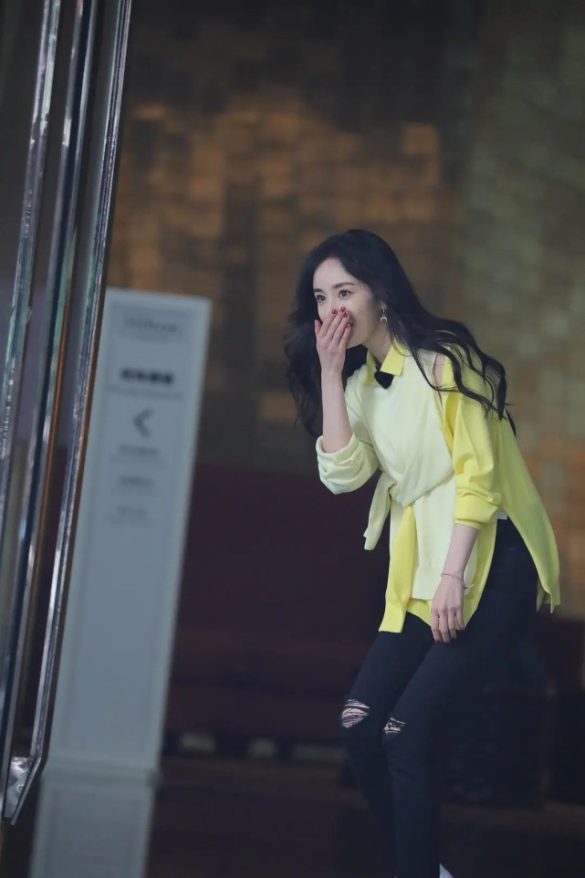 " escape closely 3 " honored guest list exposes to the sun piece: 6 people build up, yang Mi Zhang Xiaofei 2 flowers cooperate eventually