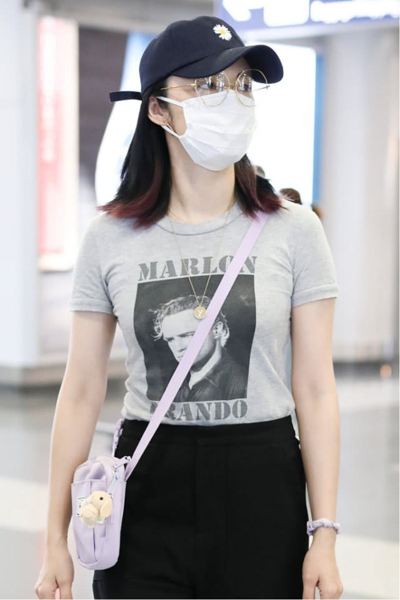 姚晨是胖了吗，穿身休闲装走机场，却感觉把衣服撑的紧蹦蹦