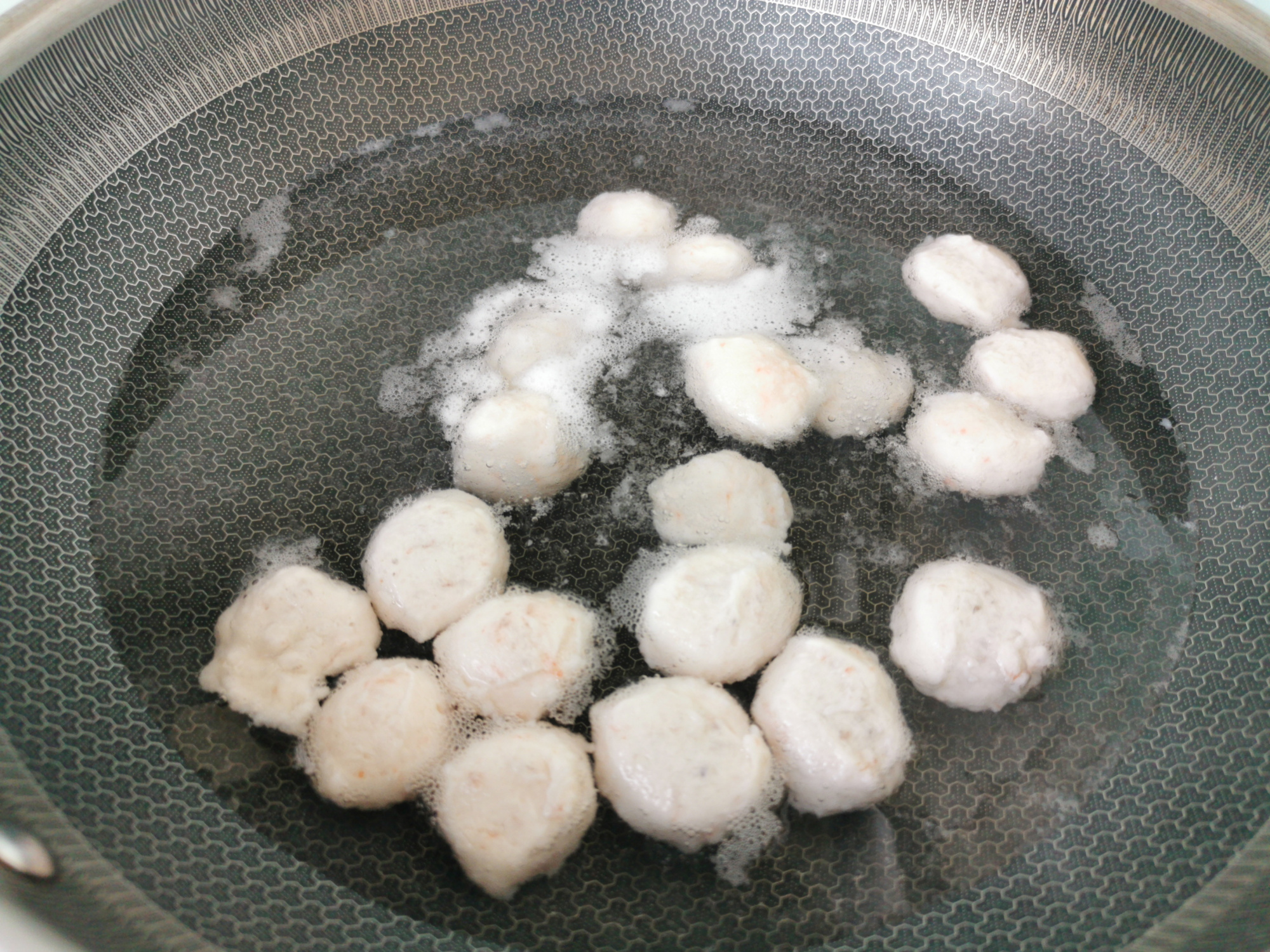 想吃虾丸自己做，鲜美Q弹零添加，大人孩子都喜欢，比买的好吃