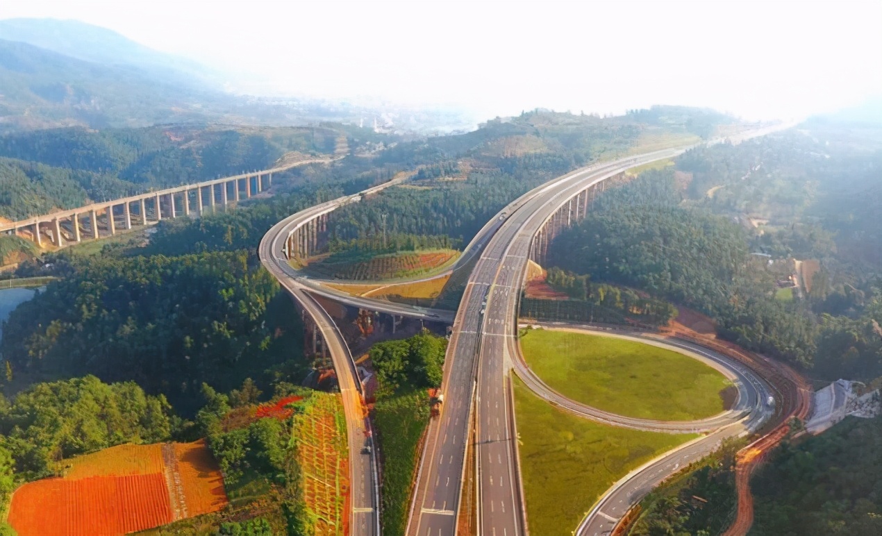 河南新建一条高速公路，对接山西，打造了世界第一长的螺旋隧道