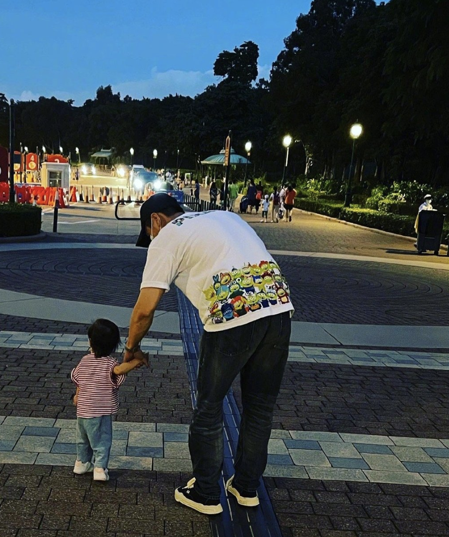 杨怡罗仲谦为彼此庆生，打卡迪士尼温馨度过，女儿小珍珠软萌可爱