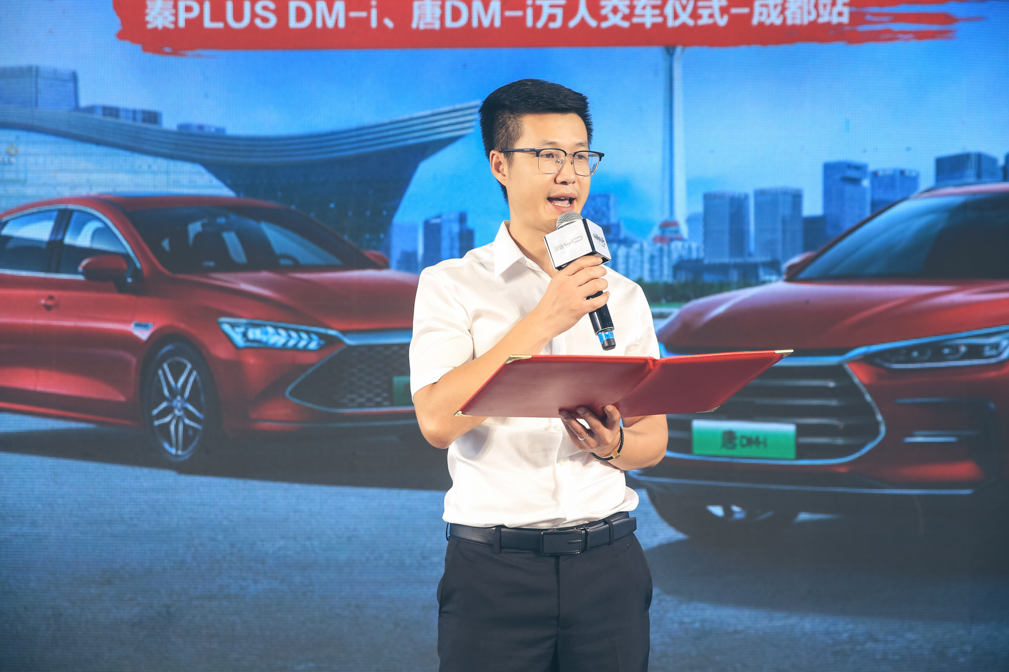 秦PLUS DM-i唐DM-i万人交车，技术与市场双赢，比亚迪如何做到的