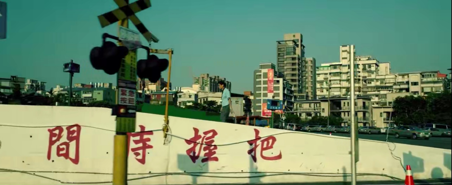 小儿子伤人入狱，大儿子跳楼自杀，这部电影里