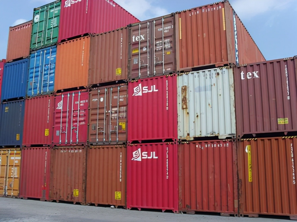 中美航运费暴涨500%！美国集装箱囤积港口，为何中国却无箱可用？