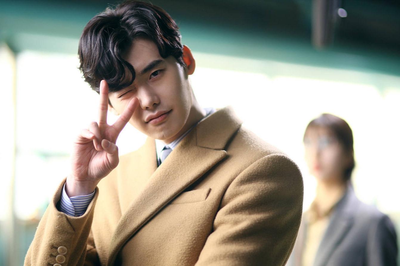 韩剧扛把子回来了李钟硕退伍后首晒正面照微卷中长发气质迷人