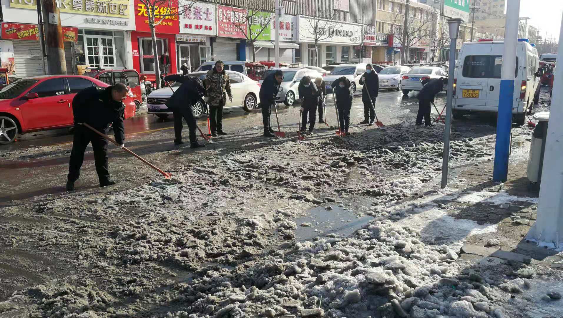 临沭城市管理局开展“清雪铲冰迎元旦”志愿服务活动保障节日环境
