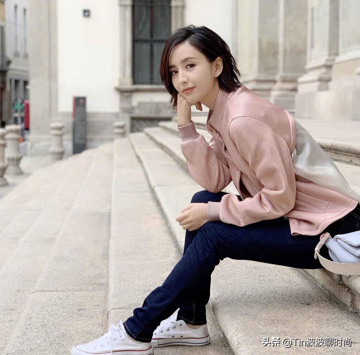 佟丽娅越来越美了，穿白色吊带裙女人味十足，翡翠宝石看着好贵气