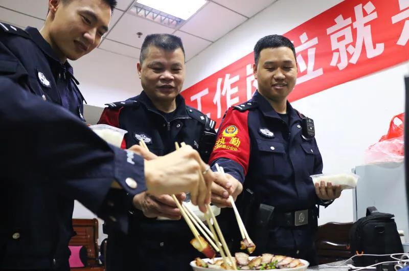 千里而来的家乡味:铁路民警特殊的年夜饭 千里,而来,家乡,铁路,路民