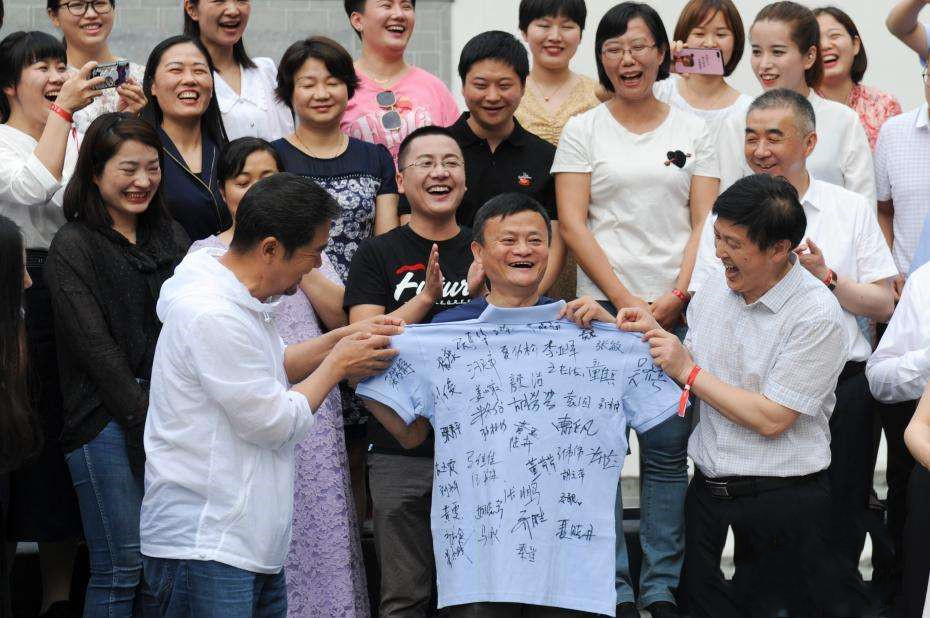 马云兑现"火锅约定"，现场被辣出表情包，主动让出C位好评如潮
