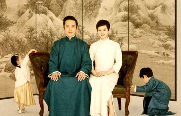 邓超夫妇携子女摘草莓，孙俪穿全绿造型减龄，