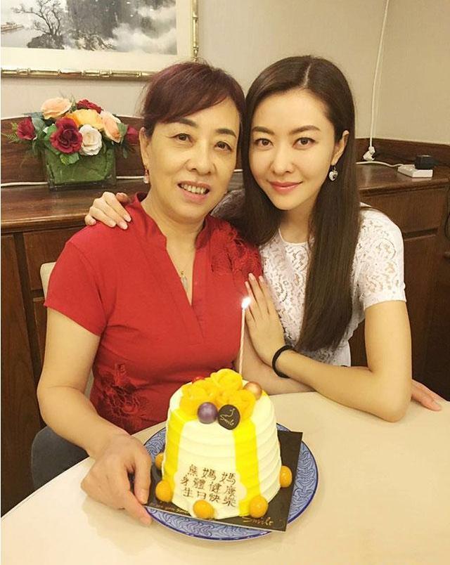 熊黛林晒亲子时光，夫妻带女儿在家打高尔夫，网友却聚焦豪宅面积