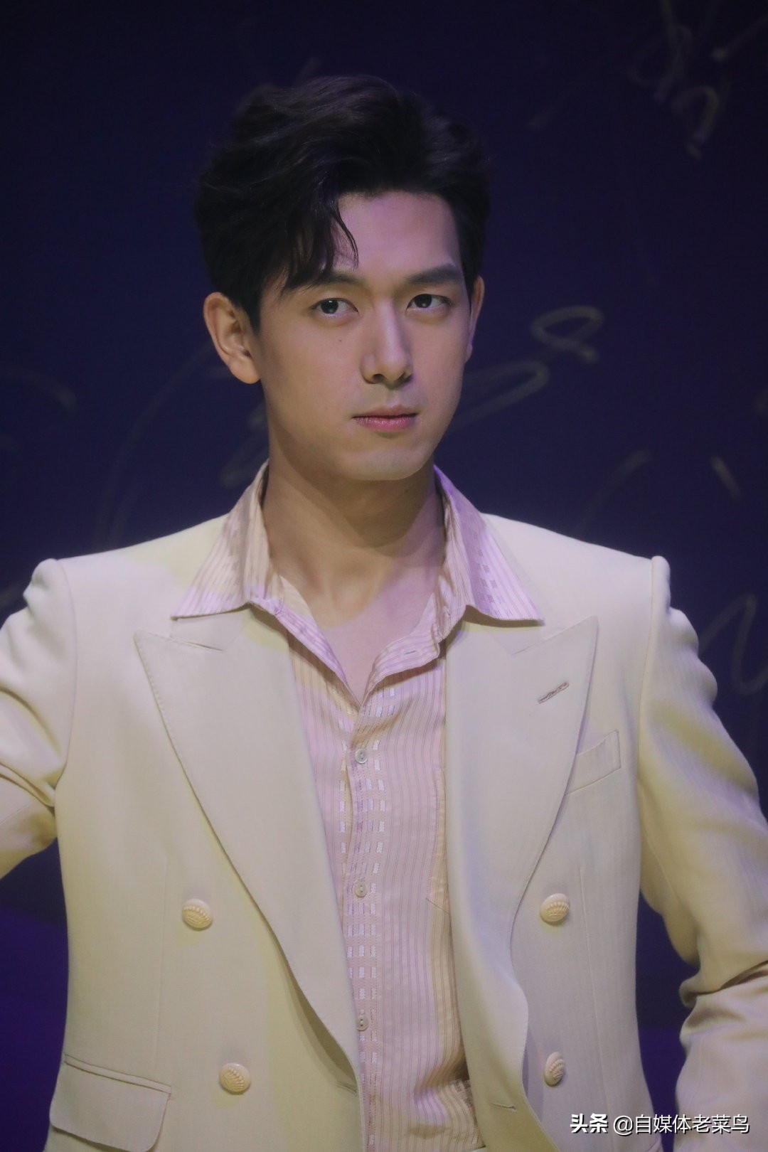 李现机场喊话代拍，引起网友讨论，明星也需要