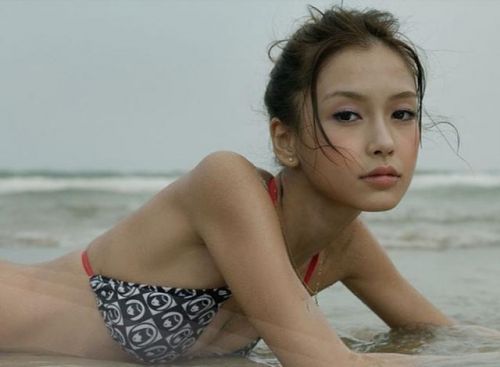 Angelababy独自带儿子小海绵三亚游泳，酷爱冲浪的她曾秀出视频，这一次她没有烟不离手
