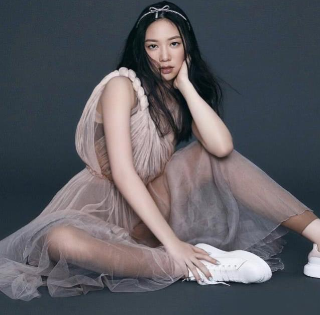 任達華15歲女兒發育太好，身高接近180，顏值超過名模媽媽