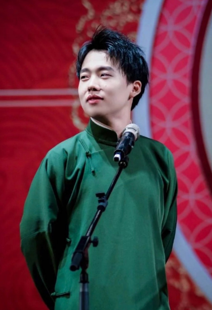 德云社400人关门歇业！郭麒麟仨月上9档综艺，岳云鹏刚营业就出事