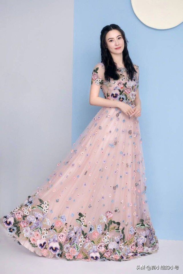 张柏芝怒告记者获赔12万，小儿子出生证明被公开，生父依旧是谜