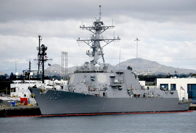 爱是一道光，美舰测试激光武器，画面科幻仿佛