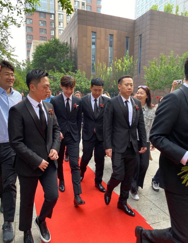 大事|今日石家庄大事！邓伦回老家再当伴郎接亲被拍 “伴郎专业户”可以盖章了