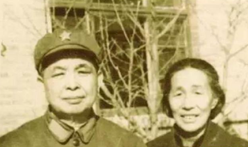 开国中将刘忠回乡寻母，却发现母亲沿街乞讨，痛哭大呼：儿不孝啊