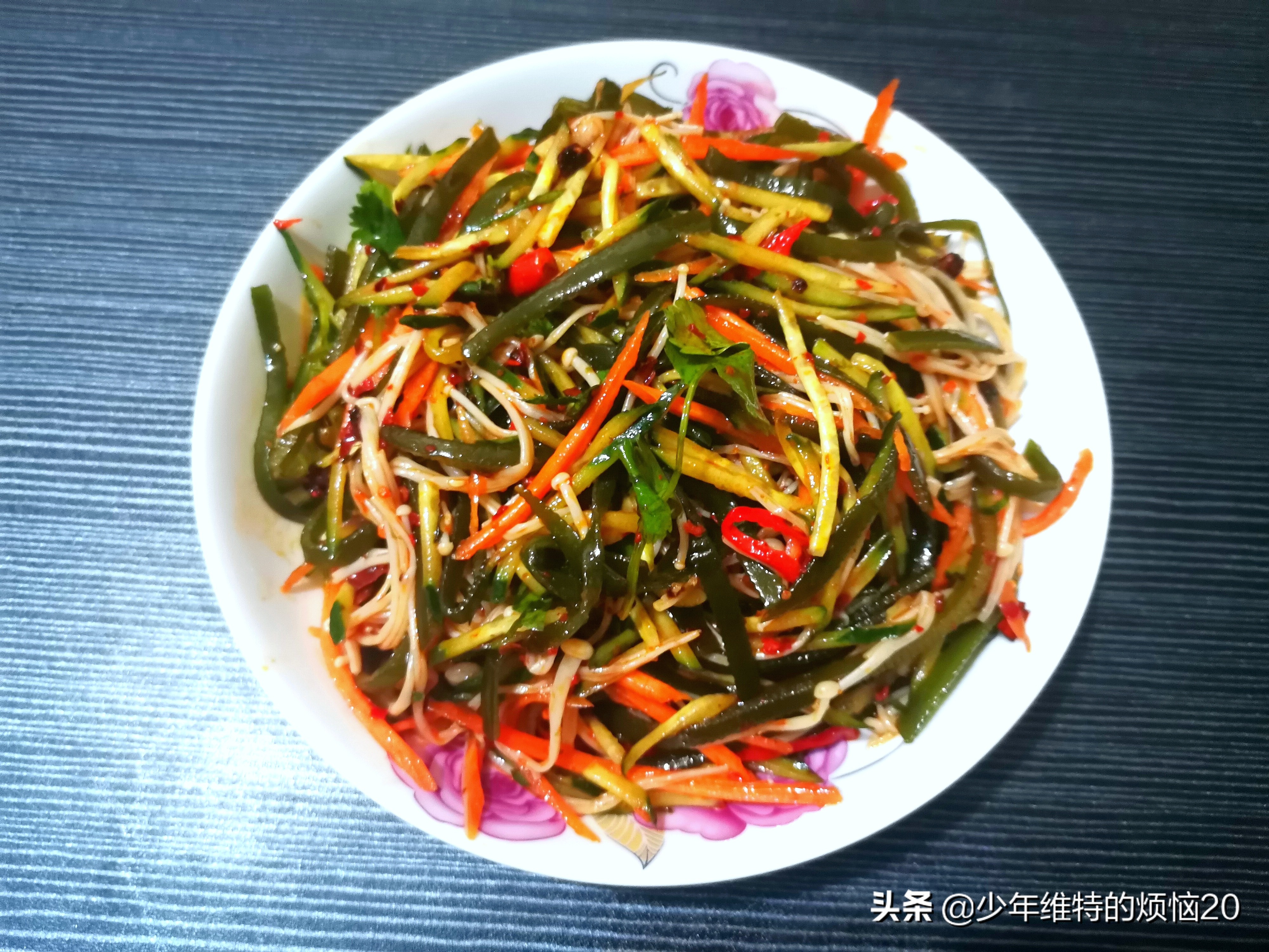 After the cold dew, I am greeted by this cold dish, which is mixed with 4 kinds of ingredients. It is sour and spicy and refreshing.