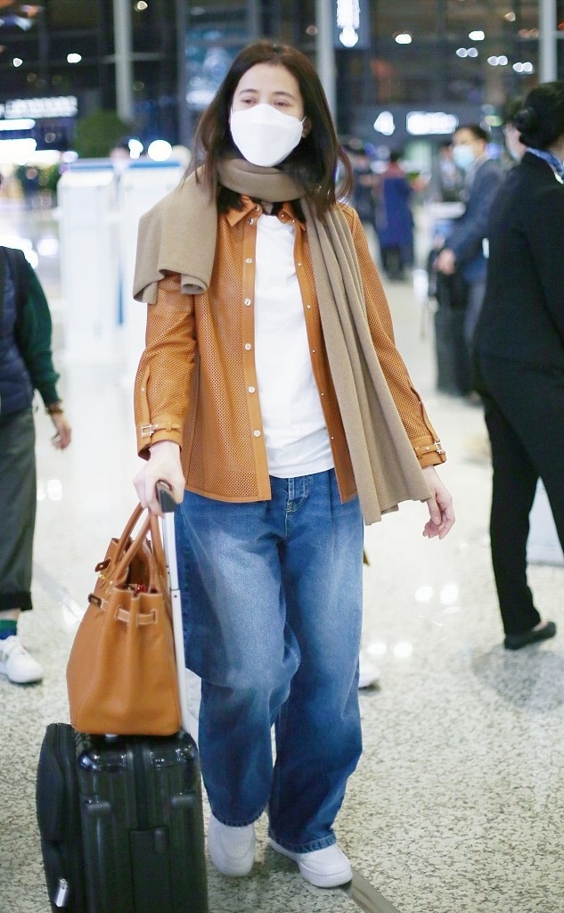 張智霖袁詠儀夫妻顏值太高了，都不懼鏡頭素顏出行，低調秀恩愛