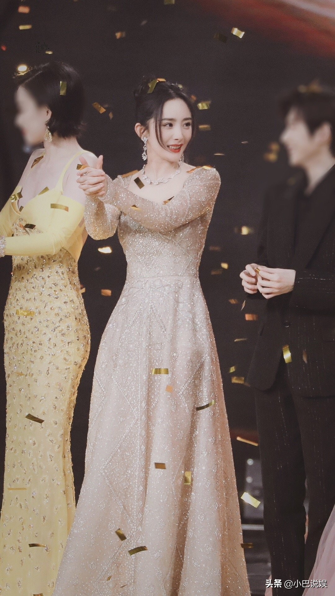 源杨|唐嫣倪妮王源杨幂杨紫同框氛围感太棒了！王源像名利场中的贵公子