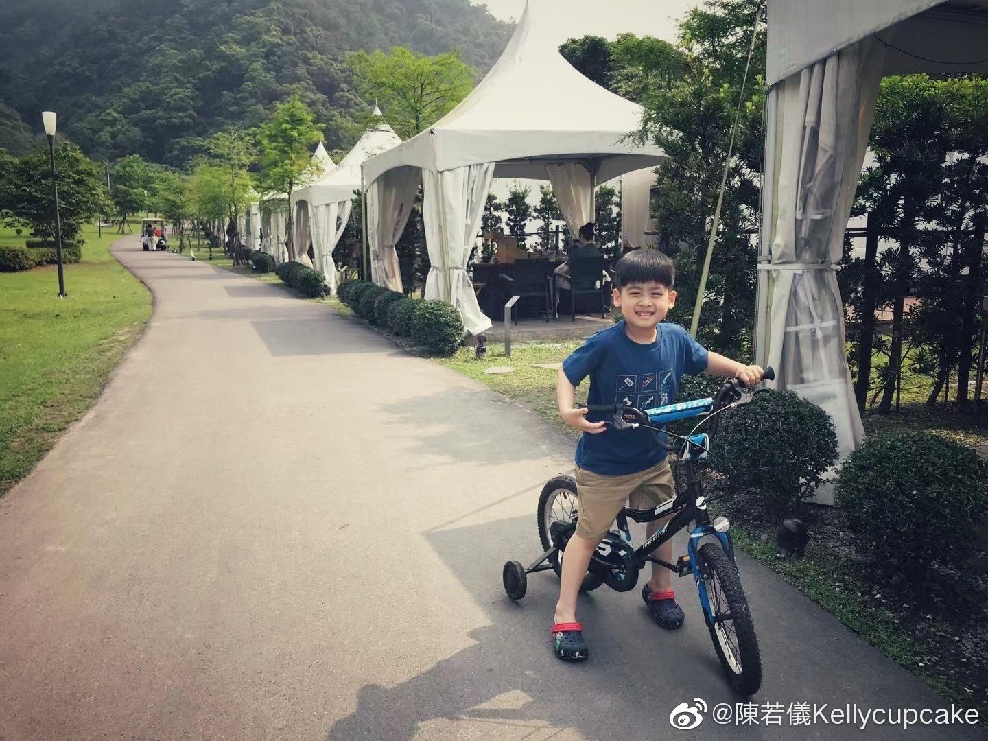 林志穎老婆帶仨兒子露營，kimi長高帥氣，貼心帶雙胞胎弟弟玩