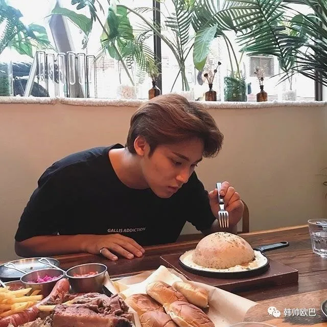 男友照匠人的这位男团爱豆,拍照时真的很会找让人心动的点