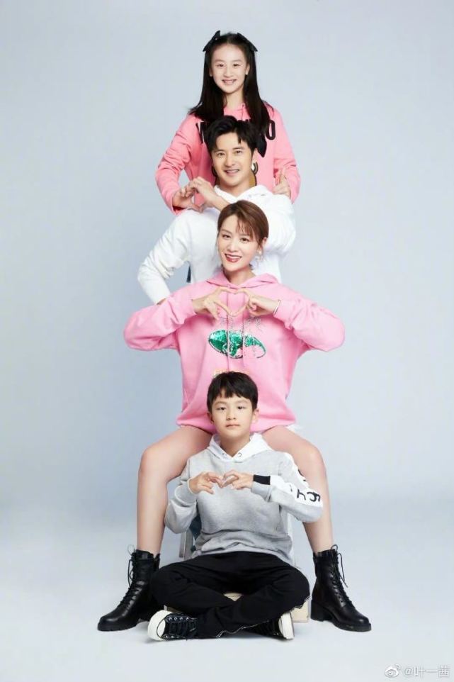 田亮一家在商场被偶遇，森碟个头高略微驼背，小亮仔爱吃糖豆