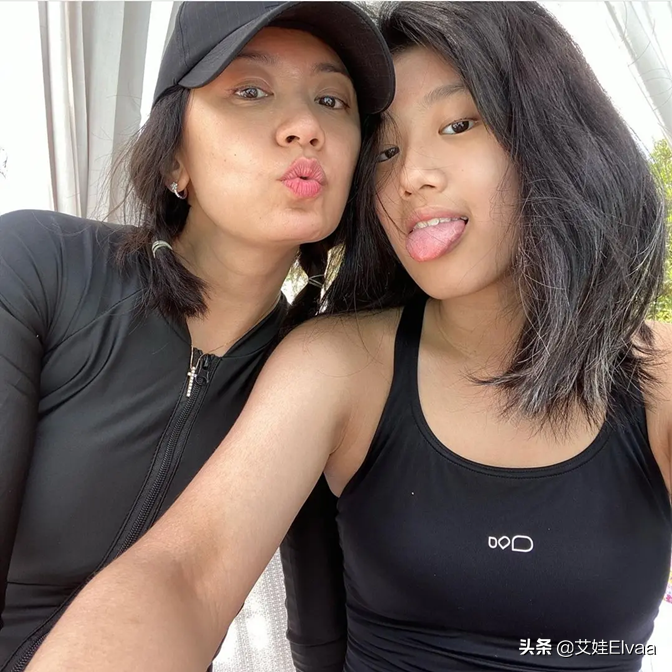 賈靜雯一家五口遊玩，她紮馬尾扮少女，16歲梧桐妹穿泳衣真放得開