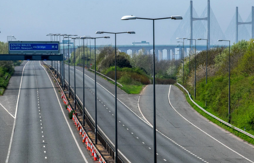 凌晨时分英国高速上出现一具女尸，女子年龄和
