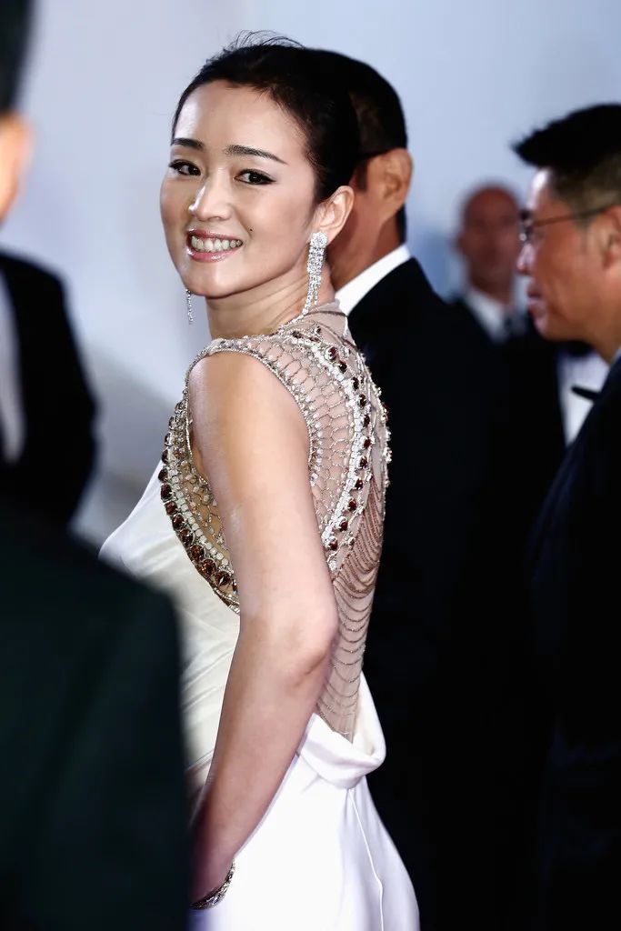 穿旗袍去奥斯卡的巩俐，才是红毯鄙视链的王者