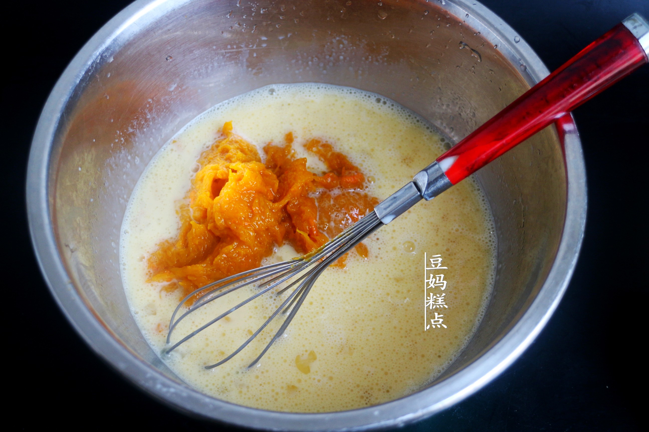 睡前5分鐘拌好麵糊即可，這款南瓜蛋糕，不用烤箱，口感柔嫩細膩